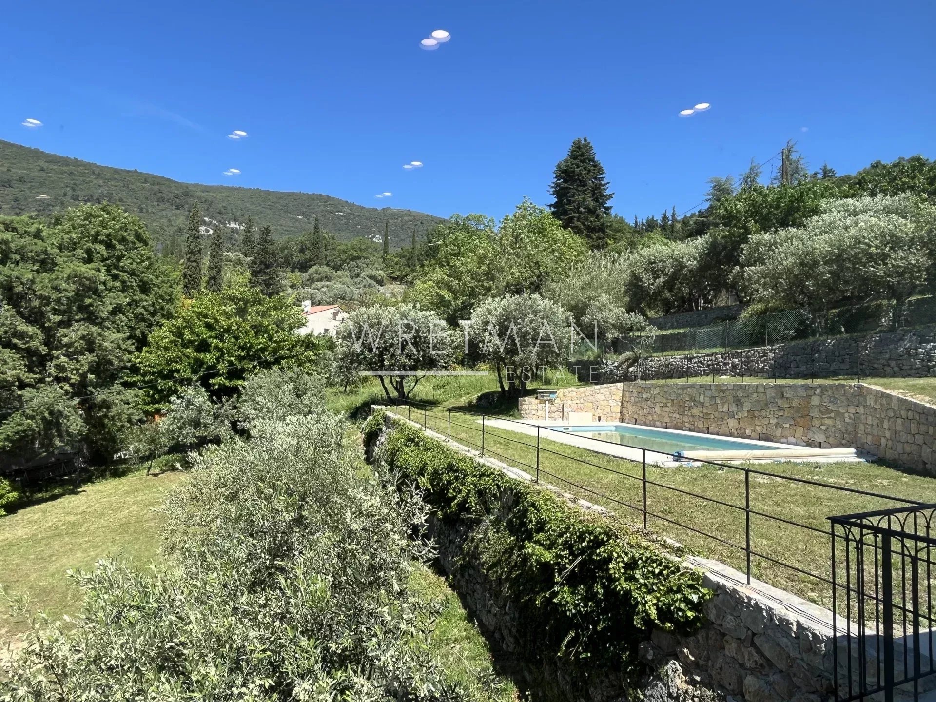 Swimming pool with dry-stone walls